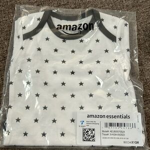 🌺 Amazon Essentials Gender Neutral Grey and White with Stars Bodysuit onesie 3-6